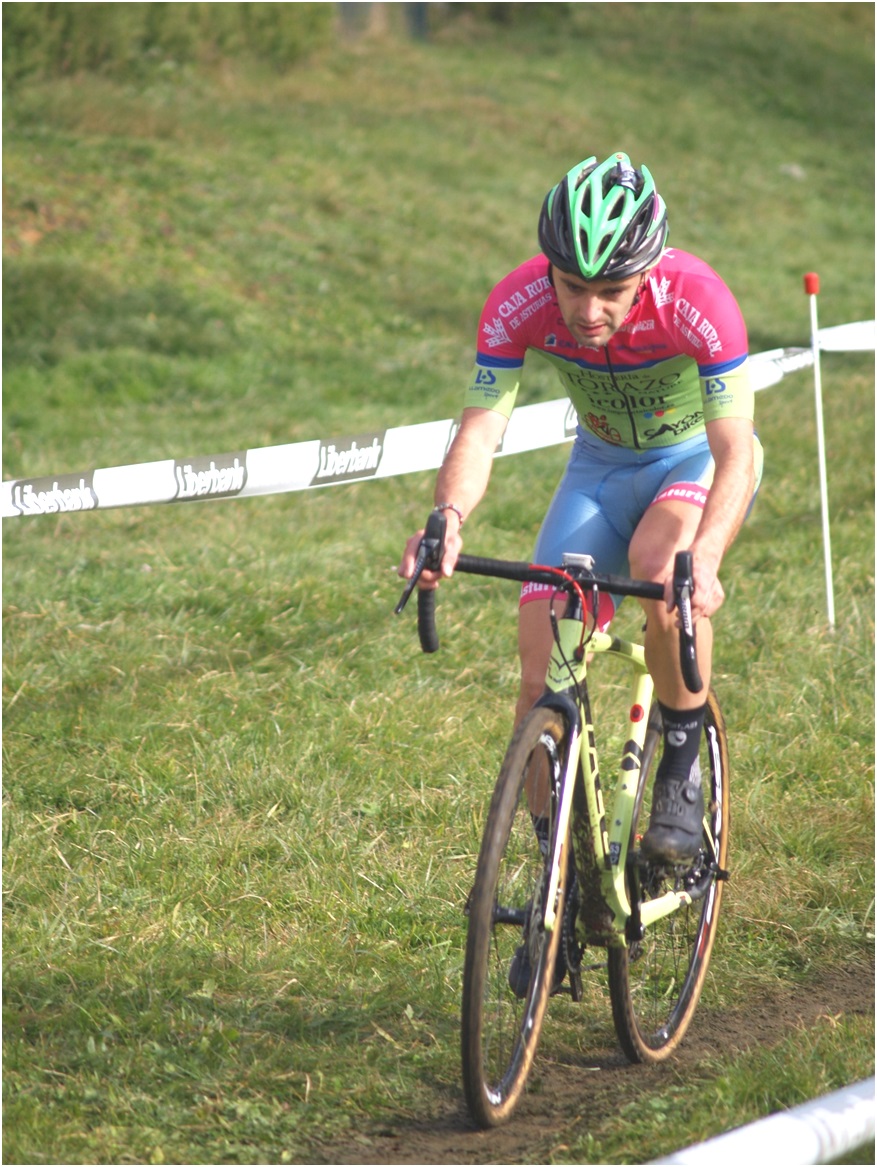 Imagen de David Ovn participando en una prueba de ciclismo