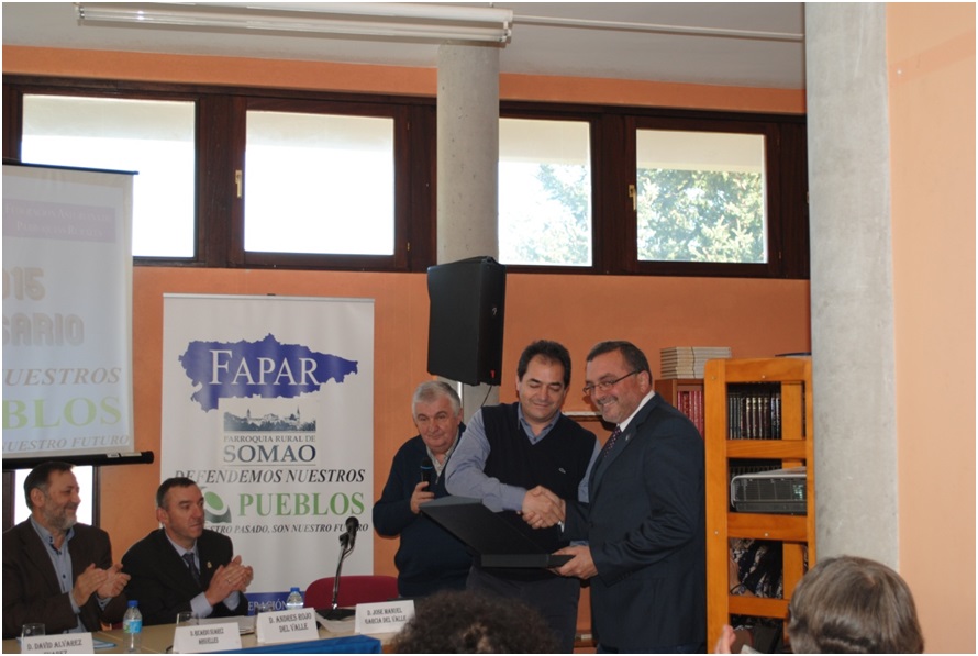 Momento en el que el vicepresidente de la Feredacin Estatal de Entidades Locales Menores, Andrs Buelta, entrega placa a Humberto Vigil