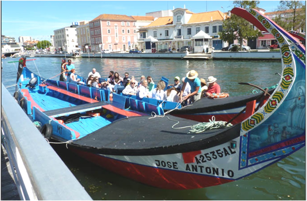 En Aveiro, a bordo del tpico moliceiro./ Foto: Ramn Pian-Esther Surez