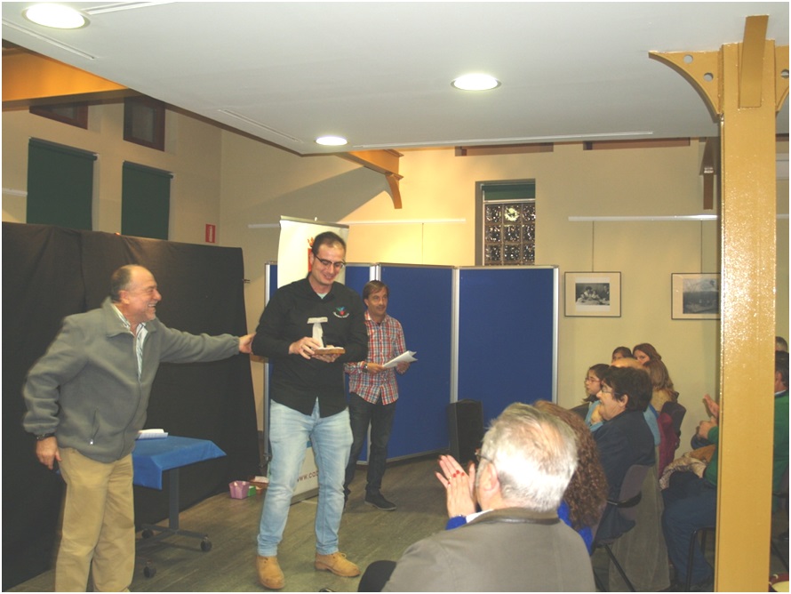 Daro Garca, entre Jos ngel Garca y Wiliam Lloris, recibiendo el galardn con el que se premi a la Banda de Gaitas El Gaitero, de Villaviciosa./  Foto: Laureano Corrales Prez