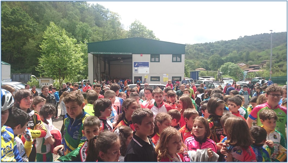 Los jvenes ciclistas, en concentracin multicolor, se dirigen desde la nave municipal al rea de la prueba, junto al recinto del punto limpio./ Foto: Team Bike Cabranes