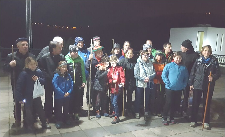 Veintids de los cuarenta nocheriegos que disfrutaron de la aventura, fotografiados en la Plaza del Emigrante, antes de la partida. / Grupo Ensinluz