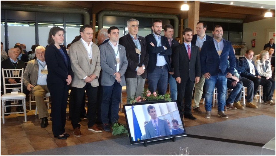 Primeras Autoridades locales  -Gerardo Fabin y Alejandro Vega, entre ellas-, al comienzo del acto central.
