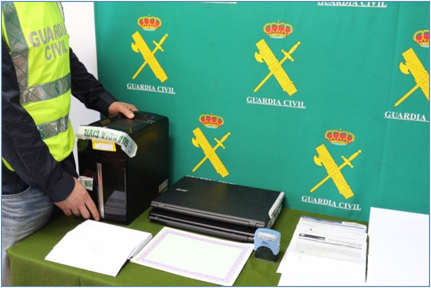 En el registro efectuado en el domicilio de los cabecillas se intervinieron varios ordenadores, as como documentacin bancaria y de la propia organizacin, que ser analizada./ Guardia Civil