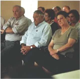 En la foto, del ao 2007, con su marido, Agustn Vega, y su hermano, Vicente. Archivo ECO.