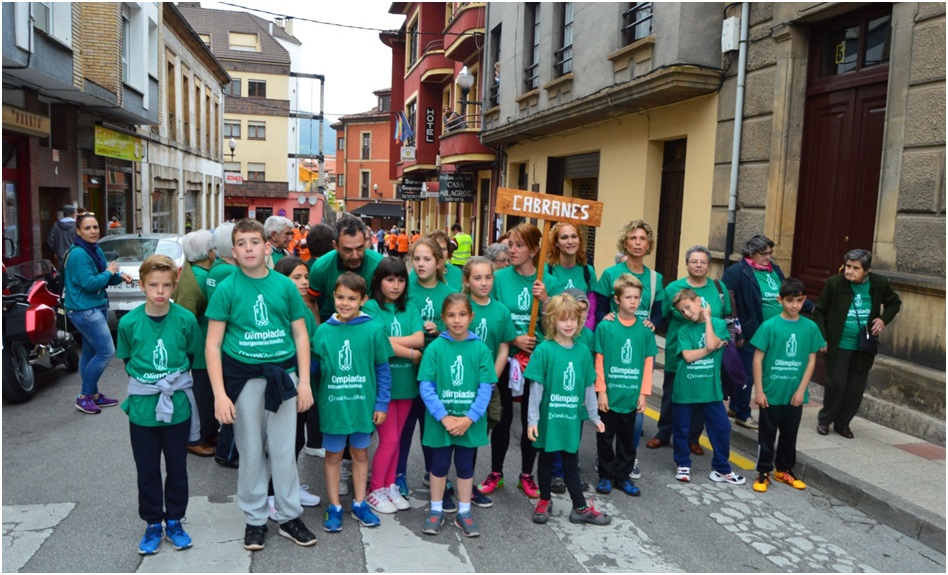 Desfile por la calle Campomanes, en Villaviciosa./ Foto: William Lloris