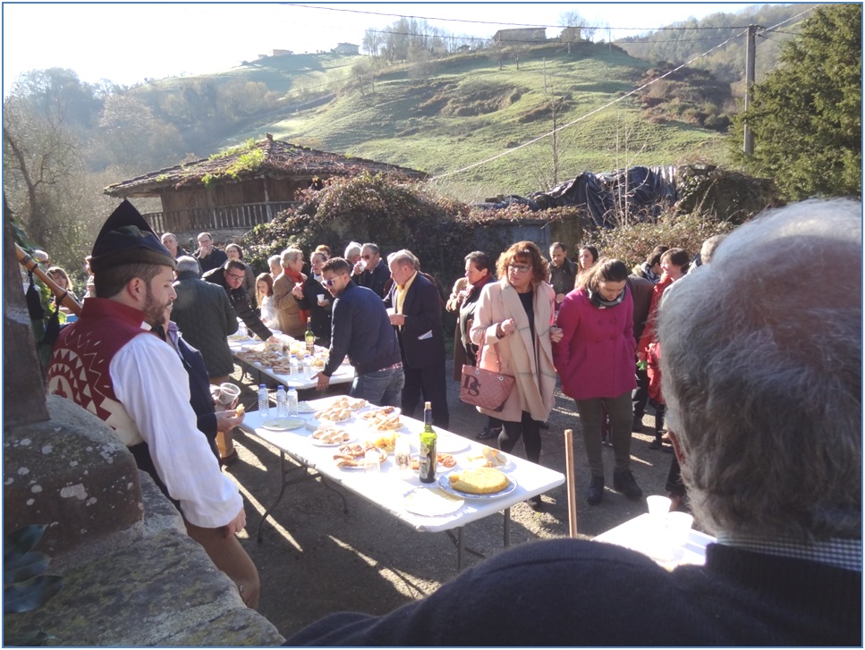 Preparativos del pincheo, una vez finalizada la Misa./ Foto: EL ECO.