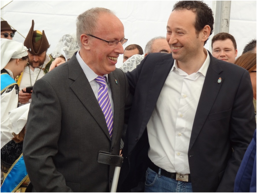 Saludo entre Guillermo Martnez y el conceja de Cabranes Jos Manuel Llera Muio