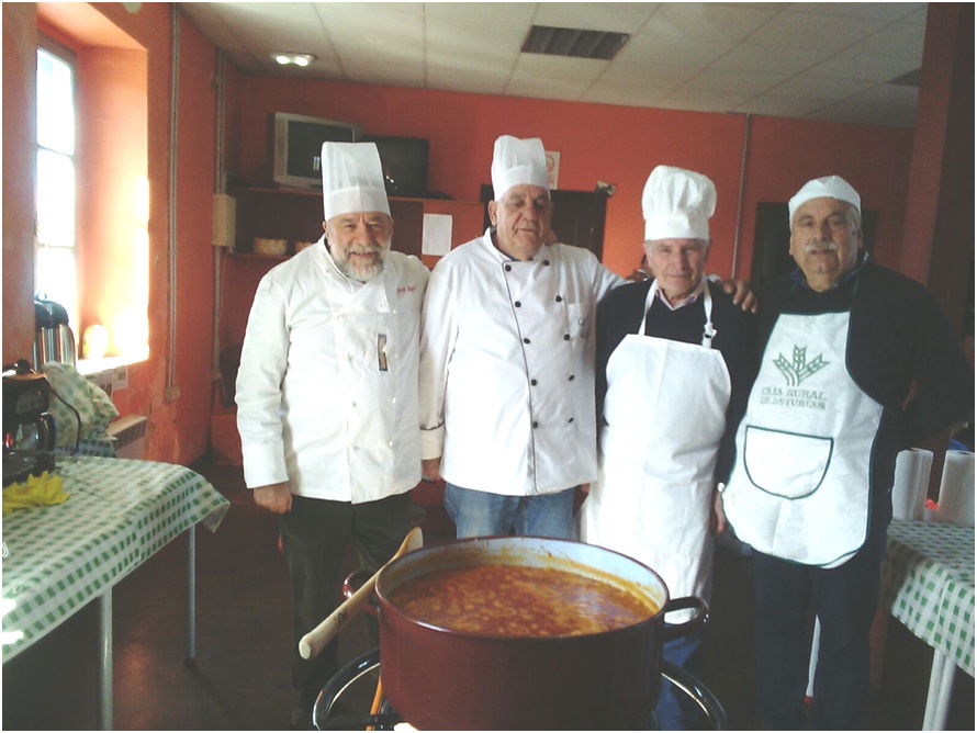 Jos ngel Garca (de Santa Eulalia), Jos Antonio Rosas (de Piera), Jos Ignacio Fernndez (de El Llano) y Juan Jos Surez (de Pandenes), ante los callos que cocinaron. / Foto: Asociacin San Antonio y Grupo Ensinluz