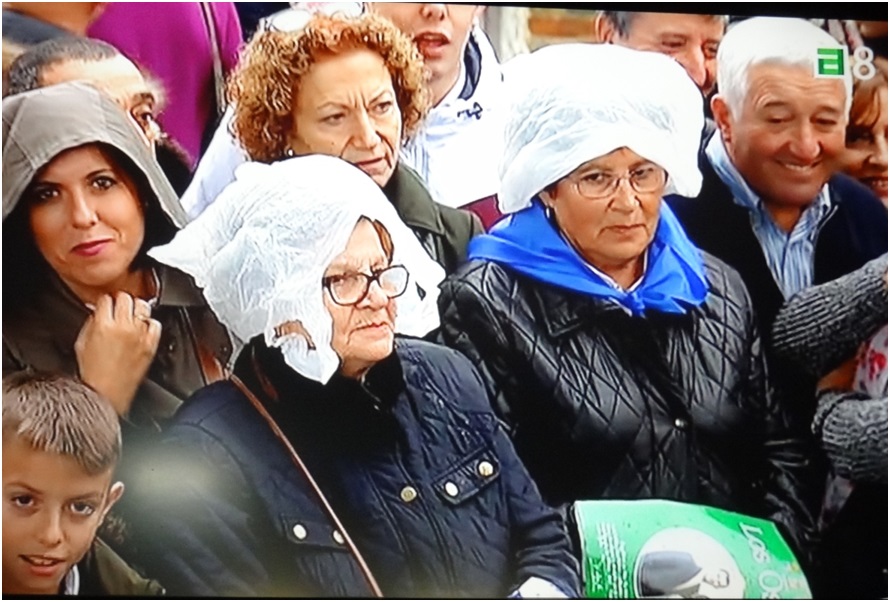 Toracenses esperando por el paso de sus Majestades los Reyes