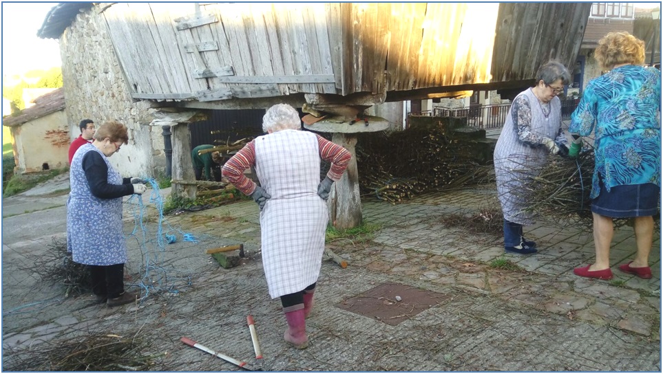 Mujeres trabajando la lea para cocer las boroas en la forna
