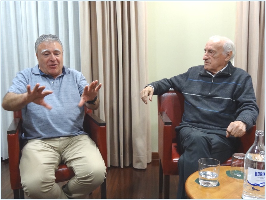 La emotividad, en tu obra, est muy contenida, explica Del Teso ante la mirada atenta de Jos Antonio Mases./ Foto: EL ECO.