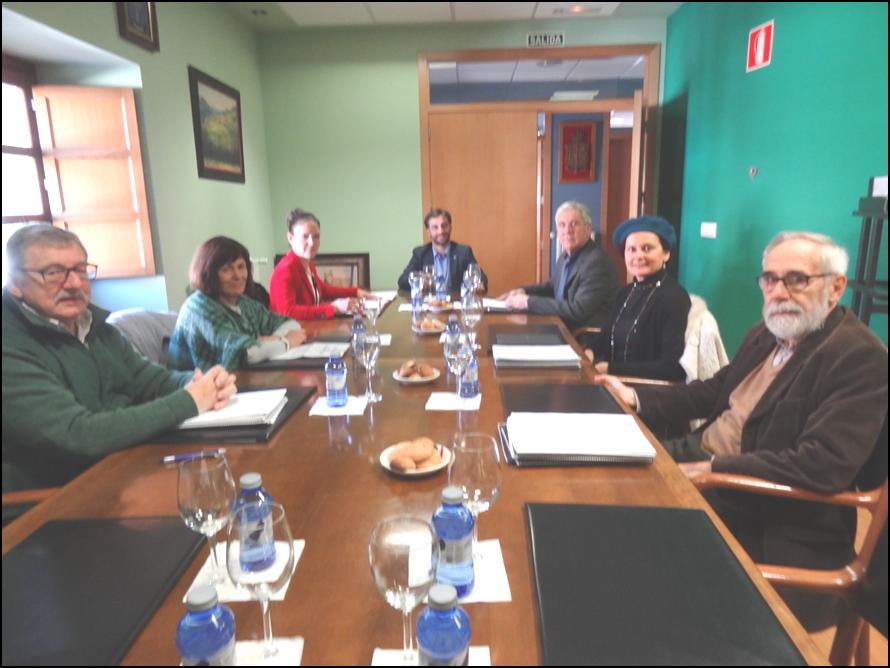 Los miembros del Jurado, en la sala de juntas de nuestro Ayuntamiento. De izquierda a derecha: Vicente Garca Oliva, Lourdes lvarez, Juncal Garca, Gerardo Fabin, Fernando Padilla, Paz Fonticiella y Alonso Zamora Canellada./ Foto: EL ECO.