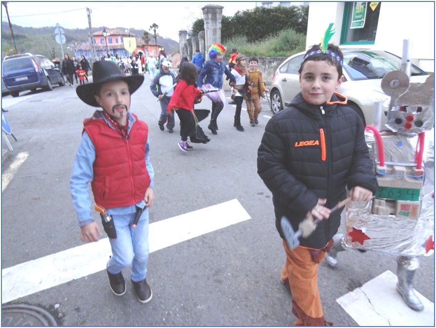 Erick y Alberto, de vaquero e indio.(En la pgina 10, Manuela, nieta de Veli y Jaime)