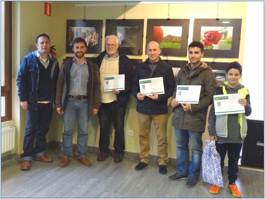 De izquierda a derecha, Luis Carlos Vecino (tcnico de la Manomunidad y secretario del Jurado), Gerardo Fabin (Alcalde), Roger Nigel Smith (segundo accsit), Alejandro Ramrez (primer premio), Jorge Diego Fernndez Valera (segundo accsit) y su hermano,