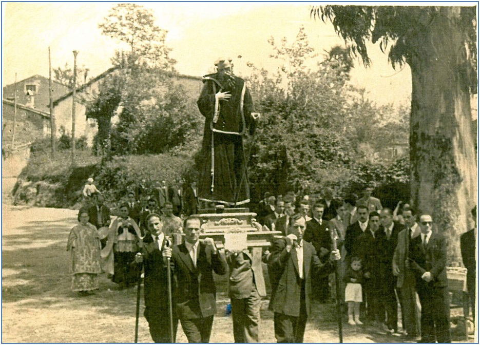 En esta foto vemos la espalda de esa anterior Rectoral y visos de esa curva, al retorno de la imagen de San Francisco que portean, entre otros, Jos Manuel lvarez Huerta (de Autocares Cabranes) y Antonio Corrales (de Carabao).