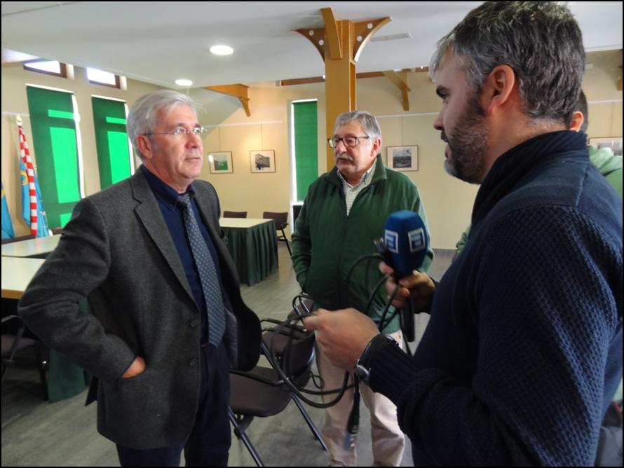 Fernando Padilla, con Vicente Garca Oliva, en el momento de hacer pblico el fallo ante el micrfono de TPA, en la Casa municipal de Cultura./ Foto: EL ECO.