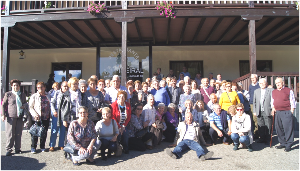 Foto de grupo de parte de los cabraneses desplazados, con el Alcalde y Julin Huerta en el centro, ante el Restaurante donde comieron./  Foto: Mari Cruz Garca Corral