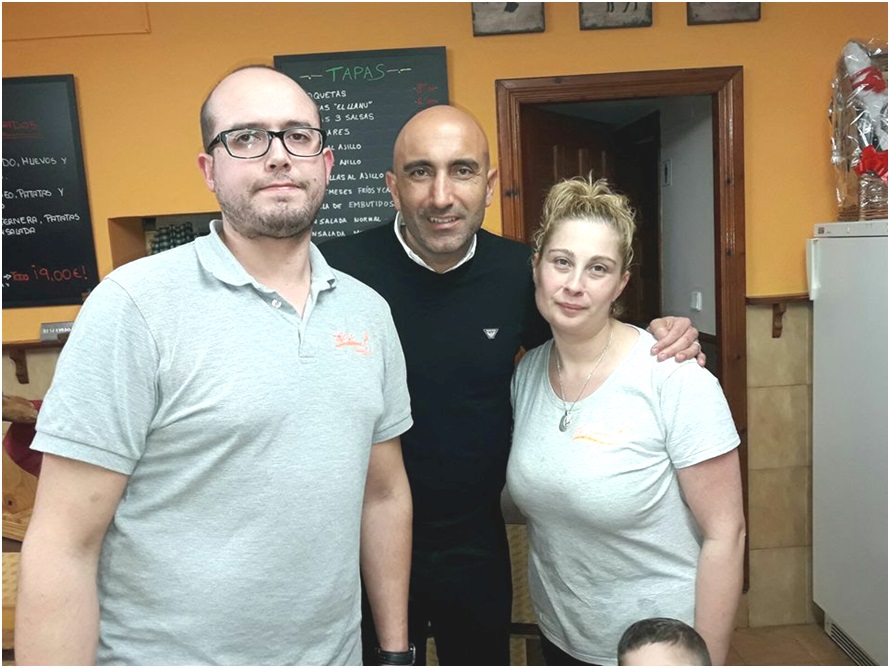 Foto de Aberlardo con los encargados del Bar El Llanu