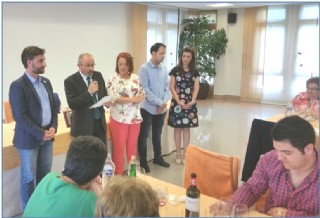 Fernando, durante la lectura de su discurso (observado atentamente por su esposa, Mari Paz), con Gerardo Fabin a la izquierda y, a la derecha, su sustituto, Sergio, y la concejala cabranesa, Almudena Robledo.