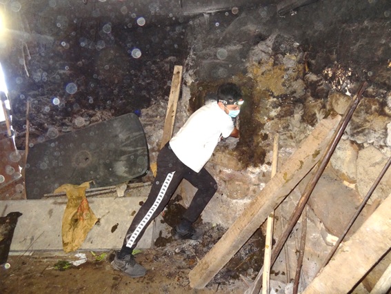 Hugo extrayendo las boroas de la forna