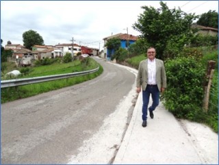En la foto, Humberto en el primer tramo de la nueva acera, hacia Cenvs, el pasado 4 de abril de 2022. EL ECO