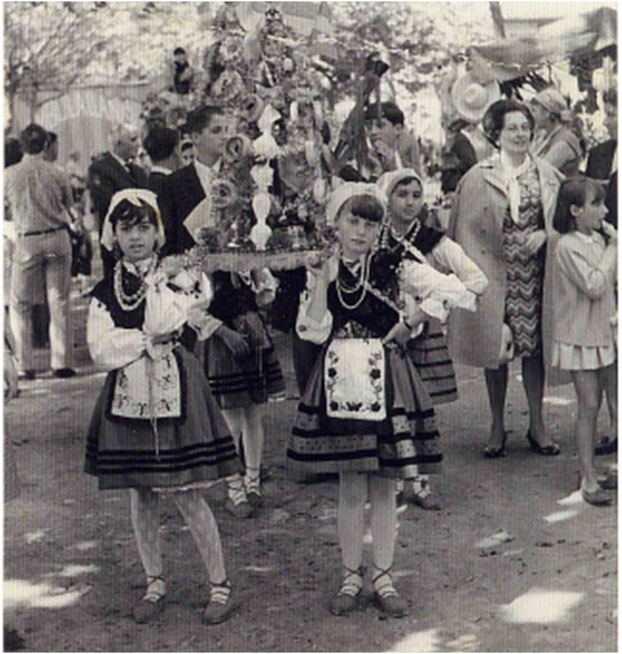 Luca, a la derecha, con su hija Bernardita (primera por la izquierda, portando el ramo) en el Carmen de Torazo (dcada de los 60). / Foto: Archivo ECO