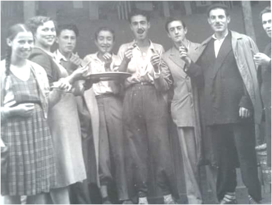 Esther Portilla (segunda por la izquierda, en una foto de juventud), con sus hermanos Amor y Jos Manuel Adolfo; y tambin Lucio Ibez, Joaqun Lloris y Servando Llaniella. / Archivo EL ECO