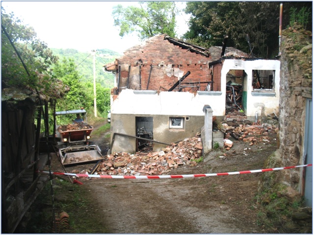 Labores de desescombro, por operarios municipales. Foto Ayuntamiento de Cabranes
