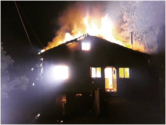 El incendio, en pleno ataque al inmueble