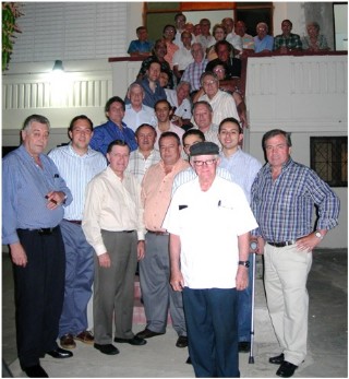 El primero por la derecha, con ms cabraneses, en el Centro Asturiano de Santo Domingo com motivo de una visita del entonces Alcalde, Alejandro Vega, en 2008