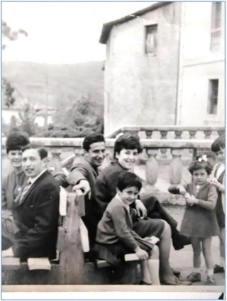 Junto a su esposa, Veli, en El Gorgoyu, con Chelo Velasco y ngel Hevia a la izquierda. En la pgina anterior, distintos momentos de su vida. / Fotos: Archivo particular de Laureano Corrales Prez. | De la pgina 11: Archivo EL ECO, en 2018.