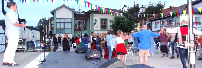 De modo que slo quedaba el aplauso y agradecimiento a todas las personas que con mucho entusiasmo y durante muchos das han preparado las escenificaciones. Voy a enumerarlos  -dijo la conductora del evento, Dolores Moral, periodista de TPA, en set telev