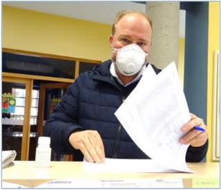 Jos Antonio Labra, repasando un listado con su bote de hidroalcohol al lado, el pasado martes, en el Ayuntamiento de Cabranes. / ECO