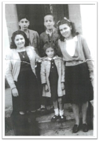Jos Mari, primero por la izquierda, con sus hermanas Emma (en la parte inferior de l) y Angelines (la ms pequea), en El Llano, en la dcada de los cuarenta.