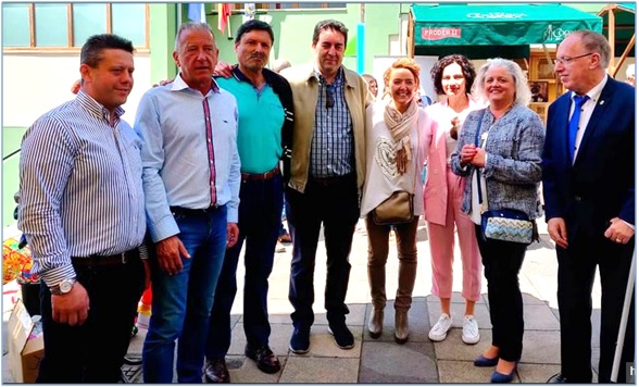 En el centro, con  -de izquierda a derecha-  Borja Garca, Jos Manuel Felgueres, Jos Antonio Sanfeliz, Teresa Mallada (candidata a la Presidencia del Principado), Ana Beln Snchez, Mara Crespo (de Castiello, su nica mujer en la candidatura) y Jos Ma
