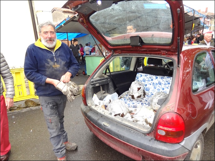 Disponindose a trasladar las boroas desde su coche al puesto del Festival, en 2017. | EL ECO, Archivo