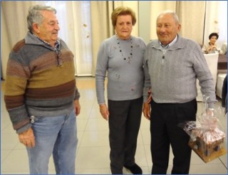 Germn Iglesias, con el Presidente, Julin Huerta, y la vicepresidenta, Elena Mera Arrib, que le entreg el detalle.