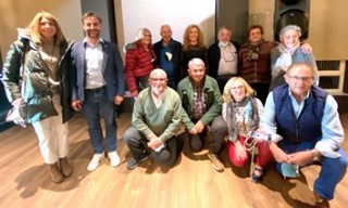 La rubia Mina,en el centro, con cabraneses