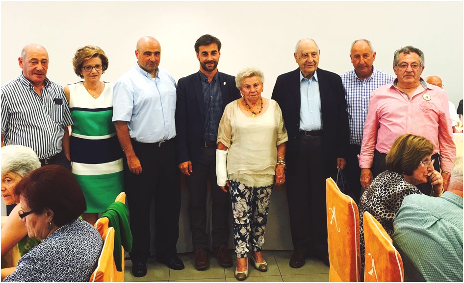Foto de familia Fiesta de los Jubilados con el jubilado de mayor edad