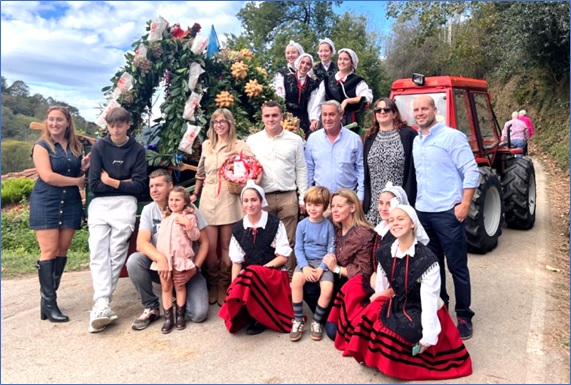 Ramos y porteadores de los mismos en una foto de familia