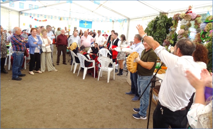 Aquilino Iglesias, con el brazo en alto, a punto de adjudicar la boroa  -en manos de Eduardo Aguiloche-  a Manuel Antonio Rodrguez (al fondo, junto a Jos Luis Corripio; tercero, a la derecha de ste -con gorra-, Jos Enrique Fernndez).|ECO