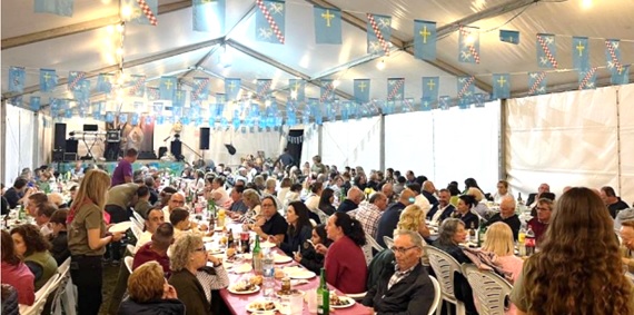 Imagen de la carpa llena durante la parrillada