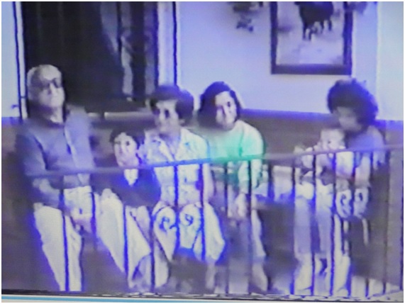 De izquierda a derecha (en el portal de la casa `Los Gelos`, en Candones, en 1988), Luis Daz, su nieto Pedro (hijo de Quitn), Susana (nuestra centenaria protagonista), su nieta Olaya y Nines (con su  hijo, Samuel, en brazos). / ASOCIACIN CULTURAL INC