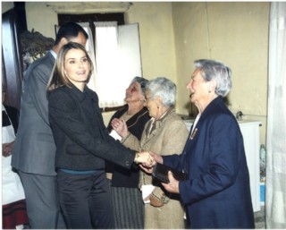 En Esta foto, saludando a la hoy Reina Letizia (con Marina Naredo y Cristina Muiz haciendo lo propio con el Rey), en Torazo, el 25 de octubre de 2008. / Archivo EL ECO