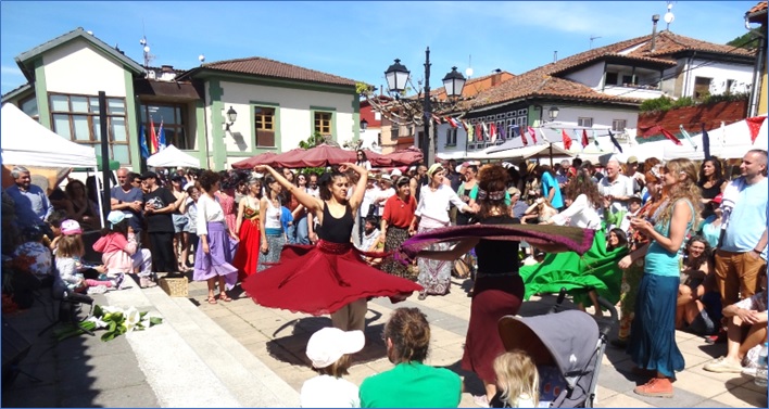 Ambiente durante una de las actuaciones, a pie de calle.