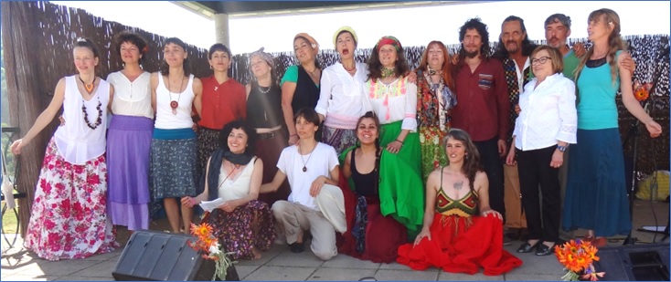 El Grupo Lavanderas, con su directora Mnica Acevedo (primera, agachada, por la izquierda) y con Mari Huerta (de Madiu, tercera por la derecha).