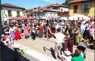 Vista de la Plaza del Emigrante con la presentacin de las Lavanderas