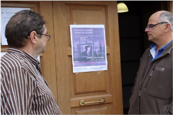 Leyendo Cartel a las puertas del ayto