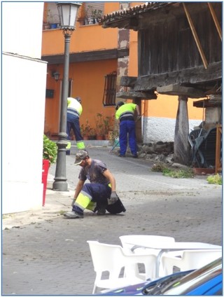 Imagen de los operarios limpiando las calles